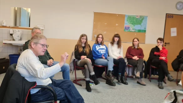 Es brauchte keine detaillierte Beschreibung des Horrors: Mit ihrer direkten, lebendigen Art brachte Joanne Herzberg den Zw&ouml;lftkl&auml;sslern die Geschichte ihrer Familie sehr eindringlich nahe. - &copy; Marianne Schwarzer