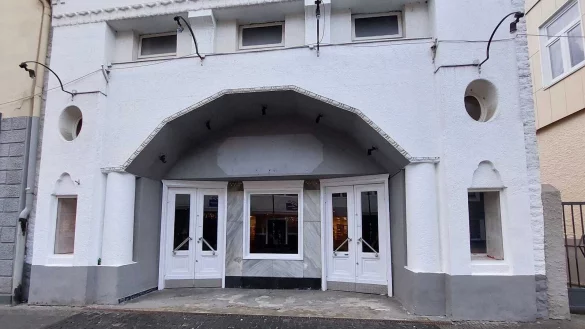 Das ehemalige Kino in der Langen Stra&szlig;e steht noch immer zum Verkauf. - &copy; Archivfoto: Janet K&ouml;nig