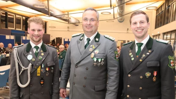Christian Landerbarthold (Mitte) begr&uuml;&szlig;t Sebastian Boer (rechts) und Jan Gna&szlig; als neue Mitglieder im Offizierskorps. - &copy; Knut Dinter
