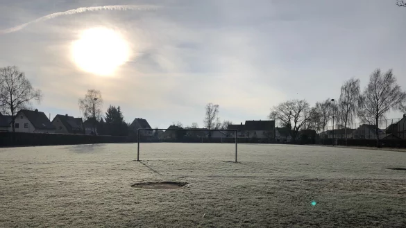 Der Sportplatz Ehrsen an einem kalten Januarmorgen. Er wird laut Verwaltung nur selten genutzt und w&auml;re ein guter Standort f&uuml;r eine neue Grundschule. - &copy; Thomas Reineke