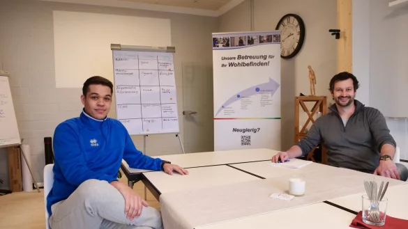 An diesem Tisch trifft sich regelmäßig der "HSG-Zirkel", gestern nahmen nur Fabian Reinsberger und Daniel Paier, Geschäftsführer der Columkna Gesundheitsförderung, Platz. - © Jörg Hagemann