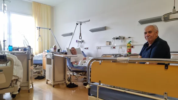 Hans-Jürgen Tielker (links) und Ahmet Korkmaz liegen gemeinsam mit zwei weiteren Patienten in einem Drei-Bett-Zimmer auf der Pneumologie. Das Foto entstand vor dem Brand im Klinikum am 15. Januar. - © Carolin Brokmann-Förster