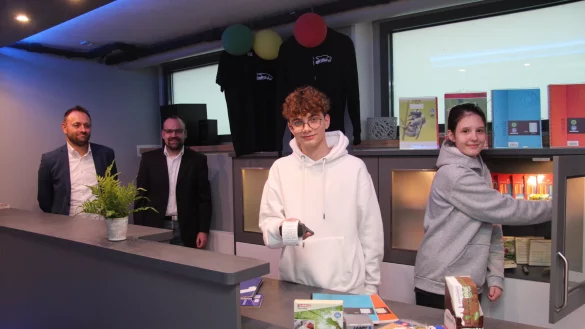 Schulleiter Bernd Hendig (von links) und Matthias Schalk, Schatzmeister des F&ouml;rdervereins, freuen sich &uuml;ber die neue Sch&uuml;lerfirma, zu der unter anderem Julian Iuga und Elina Konjusha geh&ouml;ren. - &copy; Nadine Uphoff