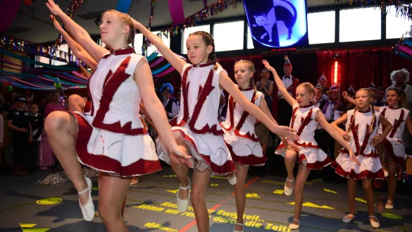 Die Kinderprinzengarde erzielt Begeisterungsst&uuml;rme f&uuml;r ihre Darbietungen. - &copy; Nicole Ellerbrake