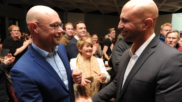 Der unterlegene CDU-Kandidat Jörg-Michael Schrader (l.) gratuliert dem SPD-Kandidaten und künftigen Minden-Lübbecker Landrat Ali Dogan. - © Joern Spreen-Ledebur