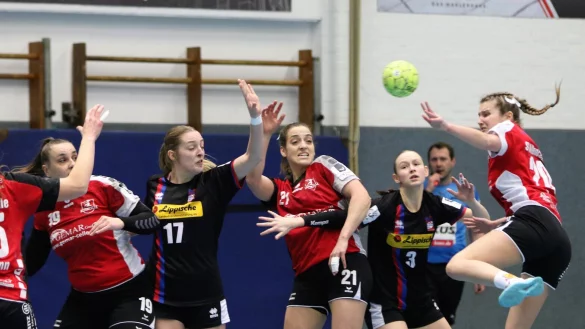 Schwerstarbeit hat die HSG Blomberg-Lippe II, hier mit Nina Strohmeier (Nummer 17) und Vivienne Sophie Hildebrandt (Nummer 3) gegen den SV Altencelle zu verrichten. - &copy; Oliver K&ouml;nig