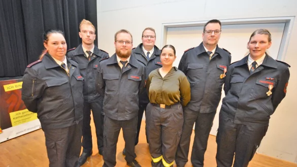 Annemarie Schurig (von links) ist jetzt Feuerwehrfrau, Felix Schneidermann, Tobias Beck und Christoph Relzow sind zu Unterbrandmeistern bef&ouml;rdert worden, Alexandra Vider zur Feuerwehrfrau. F&uuml;r 25 Jahre bei der Feuerwehr sind Andreas Hundehege und Andrea St&ouml;lting geehrt worden. - &copy; Karin Prignitz