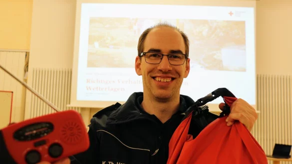 Seminarleiter Kai Hempel zeigt, was in einen Notfallversorger-Rucksack geh&ouml;rt. Die Liste ist umfangreich. "Man sollte planen, dass man ein bis zwei Tage damit auskommt", sagt er. - &copy; Janet K&ouml;nig
