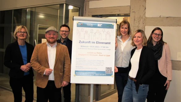 Sie laden das Ehrenamt ein: Claudia Biehan (VHS, von links), Jakob Bergmann (B&uuml;rgerstiftung Detmold), Hendric Schw&auml;r-Fr&ouml;hlich (Stadt Lemgo), Manuela G&uuml;nzel (Stadt Detmold), Sonja Watson (VHS) und Dr. Sonja Girod (VHS). - &copy; Katrin Kantelberg