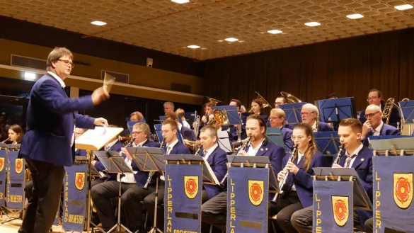 Neujahrskonzert. Das Lipperland-Orchester begeistert unter der Leitung von Peter Werpup mit einem breit gef&auml;cherten Repertoire. - &copy; Thomas Kr&uuml;gler
