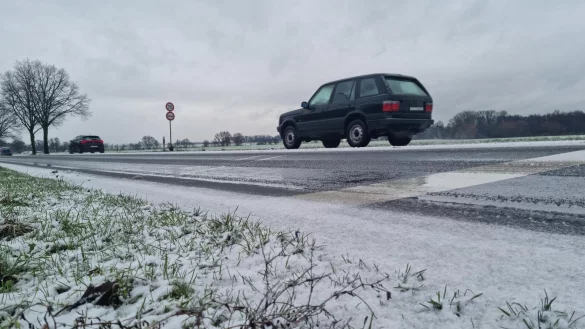 Die Lagesche Stra&szlig;e in Detmold ist trotz Schneefalls am Donnerstagmittag gut befahrbar. - &copy; Carolin Brokmann-F&ouml;rster