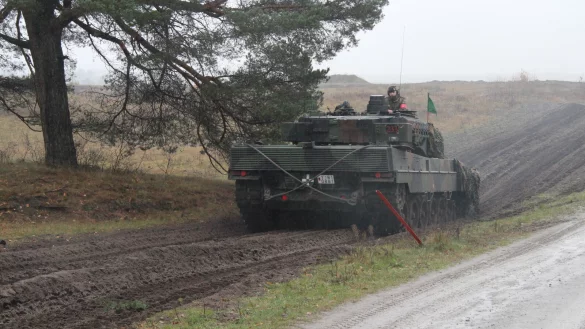 14 Leopard-Kampfpanzer - hier bei einer Übung auf dem Truppenübungsplatz Senne - werden aus der Generalfeldmarschall-Rommel-Kaserne an die Ukraine übergeben. Verteidigungsminister Boris Pistorius wird sich am Mittwoch in Augustdorf konkreter dazu äußern. - © Dieter Asbrock