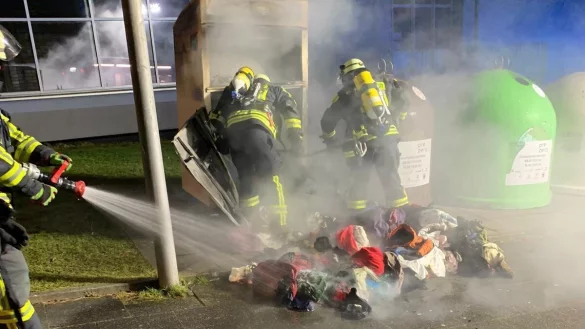 Gleich mehrmals musste die Freiwillige Feuerwehr in der Silvesternacht ausr&uuml;cken - unter anderem zu einem Brand eines Altkleidercontainers. - &copy; Feuerwehr Horn-Bad Meinberg
