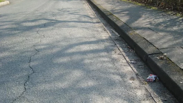 An der Krummen Stra&szlig;e haben Fu&szlig;g&auml;nger derzeit wenig Platz. Das soll anders werden. - &copy; Stadt Lemgo