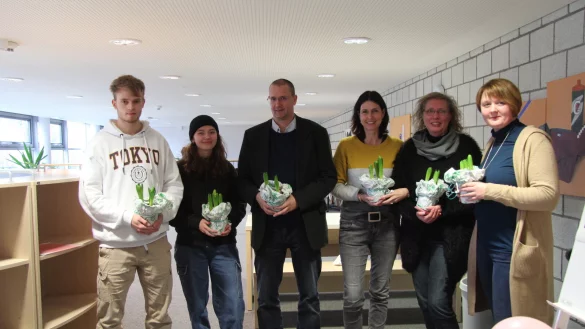 Freuen sich &uuml;ber das neue Selbstlernzentrum an der Karla-Raveh-Gesamtschule: (von links) Raphael Nolting, Marleen Theopold, Stefan Meyer Meyer-Einsfelder, Christina Einsfelder, Monika Leweke und Sonja Ashauer. - &copy; Nadine Uphoff
