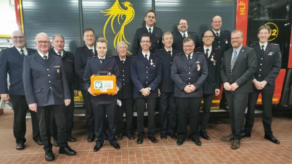 Zahlreiche langj&auml;hrige treue Mitglieder konnte die Feuerwehr D&ouml;rentrup auf ihrer Jahreshauptversammlung ehren. Dar&uuml;ber freuen sich: Wehrf&uuml;hrer Christoph Ungermann (rechts), sein Stellvertreter G&uuml;nther Ostrop (hintere Reihe links), der Kreisbrandmeister Wolfgang Kornegger (hintere Reihe 2. von links) und D&ouml;rentrups B&uuml;rgermeister Friso Veldink (2. von rechts). - &copy; Sylvia Frevert