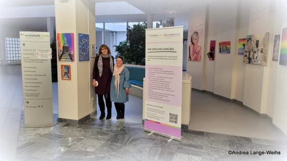 Sabine Lange (links) und Andrea Lange-Weihs zeigen im Klinikum Lippe in Lemgo einige ihrer Werke und informieren über ein Kunstprojekt, an dem sich alle Menschen beteiligen können. - © Andrea Lange-Weihs