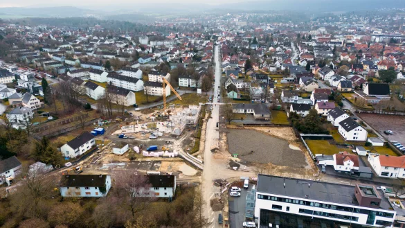Aus der Luft ist die Baustelle f&uuml;r die neue Kita an der Siegfriedstra&szlig;e gut zu sehen. Auf der gegen&uuml;berliegenden Seite wird das Gel&auml;nde gerade geschottert. Dort entsteht der "Mobilpunkt Siegfriedstra&szlig;e". Dort, wo die Sylbeckestra&szlig;e auf die Siegfriedstra&szlig;e trifft, soll bald ein Kreisverkehr f&uuml;r Entlastung sorgen. - &copy; Torben Gocke