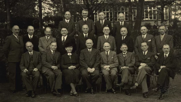 Anl&auml;sslich der 100-Jahr-Feier der St&auml;dtischen Sparkasse 1949 wurden Mitglieder des Rates der Stadt sowie des Vorstandes der Sparkasse fotografiert. Margarethe Ruge, die erste Ratsfrau von Bad Salzuflen, sitzt in der vorderen Reihe, sie ist die Dritte von links. - &copy; Fotorechte: Stadtarchiv