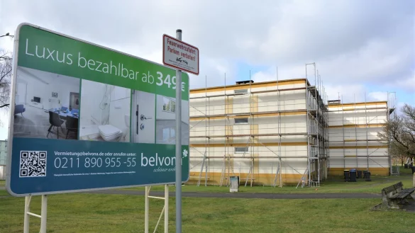 Einige der Wohnblocks in der ehemaligen Conle-Siedlung hat Belvona im Fr&uuml;hling 2021 zumindest optisch aufwerten lassen. - &copy; Karin Prignitz