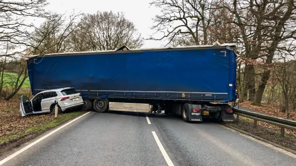 Zweieinhalb Stunden war die B 1 nach dem Verkehrsunfall gesperrt. - &copy; Polizei Lippe