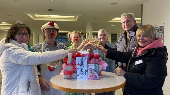Im Foyer des Klinikums Lippe-Detmold wird gefeiert: Karin Beining, Dirk Wittke ("Lolo"), Kirsten Bohle („Lakritze“, beide vom Verein Dr. Clown), Petra Maienberg (Kinderkrankenschwester), Ewald Gancer (Vorsitzender des Vereins Cultur-Tupfer) und Gitta Hannebauer (Vorstandsmitglied des Vereins Cultur-Tupfer, von links) stoßen auf 20 Jahre Dr. Clown Visiten an. - © Madlena Gerschner