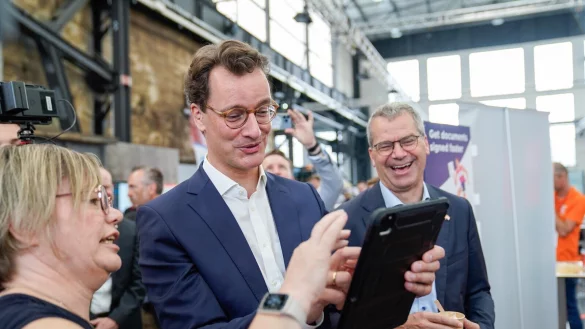 NRW-Ministerpraesident Hendrik Wüst (CDU) beim "Digital Demo Day 2022". - © picture alliance / Flashpic | Jens Krick