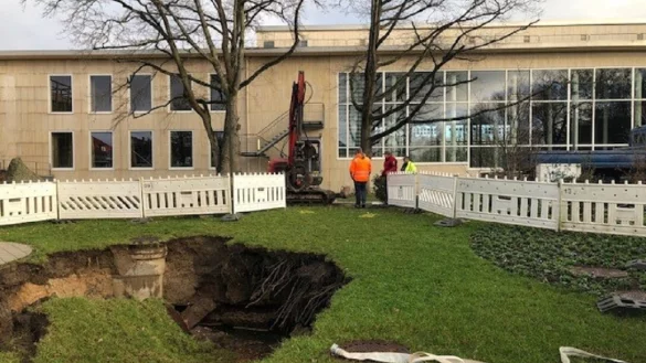 Das breite Loch im Boden an der Konzerthalle wird ab sofort n&auml;her untersucht. Unter anderem sollen die Arbeiten die Ursache f&uuml;r den Teileinsturz einer Betondecke unter der Erde zutage f&ouml;rdern. Foto: Stadt Bad Salzuflen - &copy; Stadt Bad Salzuflen