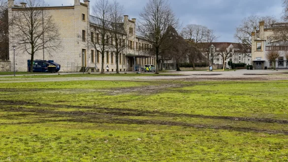 Der Ravensberger Park soll neu gestaltet werden. In die Hechelei (links) soll das Naturkundemuseum einziehen. - &copy; Andreas Zobe