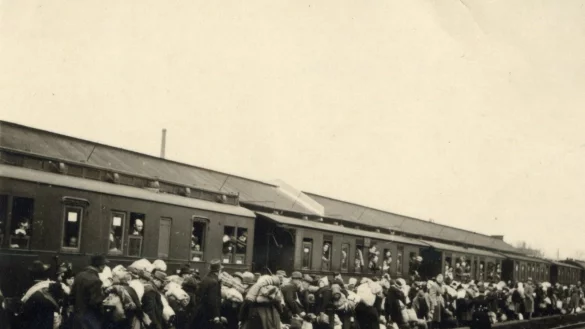 Riga-Deportation am 13. Dezember 1941: 
Am 10. Dezember 1941 wurden ein Ehepaar und eine Familie aus Detmold nach Bielefeld gebracht. Dort warteten sie drei Tage gemeinsam mit Juden aus dem Regierungsbezirk Minden und den L&auml;ndern Lippe und Schamburg-Lippe auf ihre Deportation in das von deutschen Truppen besetzte Lettland. Der Zug mit &uuml;ber 1000 Menschen verlie&szlig; am Nachmittag des 13. Dezember 1941 den Bielefelder Bahnhof. Die Deportation war als Umsiedlung getarnt. - &copy; Stadtarchiv Bielefeld