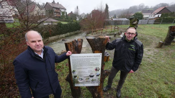 B&uuml;rgermeister Marcus P&uuml;ster und Landschaftsarchitekt Jens Vespermann am Gew&auml;sseroffenlegungsprojekt an der Strothe in Kohlst&auml;dt. - &copy; Jost Wolf