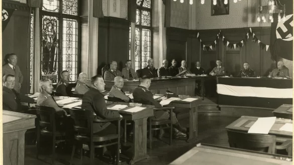 Sie verloren Stimmen, aber im Lippischen Landtag sa&szlig;en die Nazis fest im Sattel. Hierdie NSDAP-Abgeordneten im Sitzungssaal, wie er sich 1933 darstellte. - &copy; Quelle: Lippische Landesbibliothek