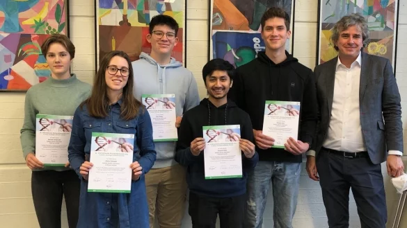 RBG-Schulleiter Clemens Boppré (r.) gratuliert den erfolgreichen Teilnehmenden (v. l. n. r.) Martha Lambracht (Q2), Vivien Schmalz (Q2), Mats Bröker (Q1), Vimarsh Patel (Q1) und Philipp Koch (Q1). - © RBG Bad Salzuflen