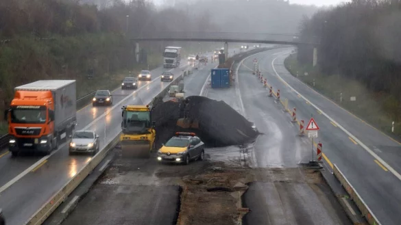 Immer noch nicht fertig: Autofahrer m&uuml;ssen auf der A33 in Schlo&szlig; Holte-Stukenbrock weiterhin Geduld aufbringen. - &copy; Sigurd Gringel