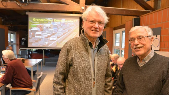 Detlev Gadow (links) begr&uuml;&szlig;t im Erz&auml;hlcaf&eacute; Klaus Stoevesandt. Der pensionierte P&auml;dagoge besch&auml;ftigt sich mit Umweltthemen. - &copy; Karin Prignitz