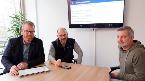 B&uuml;rgermeister Friso Veldink (von links), Axel Jungblut (Fachbereichsleiter Verwaltung und Organisation) und IT-Verantwortlicher Dirk Winkler zeigen, wie einfach sich sowohl Mandatstr&auml;ger als auch B&uuml;rger inzwischen die Sitzungsunterlagen aufrufen k&ouml;nnen. - &copy; Lorraine Brinkmann