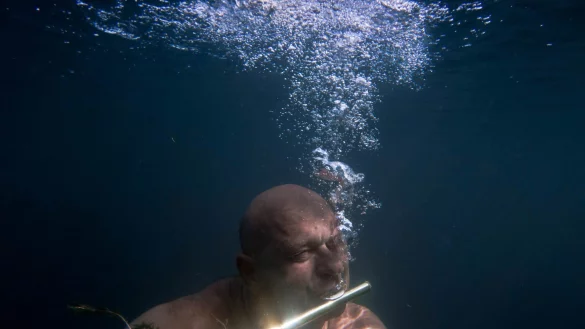 Chris Zimmer kann auch unter Wasser Musik machen. - &copy; Ulf Kleiner