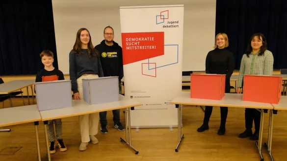 Haben sich in der Debatte &uuml;berzeugend pr&auml;sentiert und treten demn&auml;chst auf Kreisebene an: Die Schulsieger des Gebr&uuml;der-Humboldt-Gymnasiums. Gustav Krupke (Klasse 8a), Carlotta Heinemann (9c), Schulkoordinator Daniel Hitzing, Emanuela Margareta Wilz und Melina Grigorev (Oberstufe, von links). - &copy; Hajo G&auml;rtner