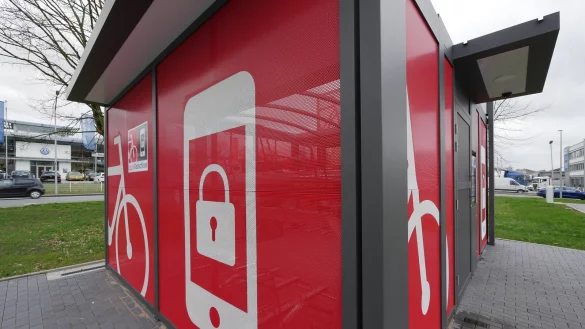 "LippeRadschloss Einchecken. Abstellen. Sicher." steht gro&szlig; an der leuchtend roten Box, die nun an der Bielefelder Stra&szlig;e steht, gegen&uuml;ber von Autohaus Stegelmann. Sie ist Teil eines Mobilit&auml;tspunkts. In Detmold gibt es zwei weitere. - &copy; Jost Wolf