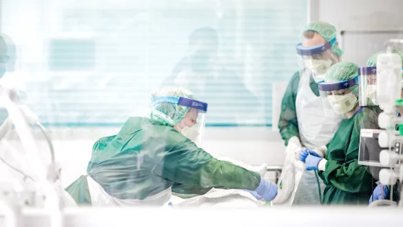 In den deutschen Krankenh&auml;usern herrscht gro&szlig;er wirtschaftlicher und personeller Druck. Darunter leiden Klinikmitarbeiter und Patienten. - &copy; dpa