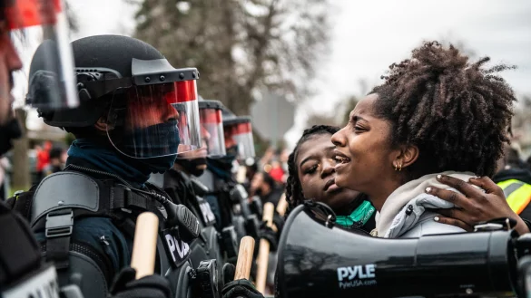 Demonstrantinnen stehen uniformierten Polizisten gegen&uuml;ber. In den USA hat ein neuer Fall von Polizeigewalt heftige Proteste ausgel&ouml;st. Nun f&uuml;rchtet Memphis heftige Unruhen. - &copy; dpa (Symbolbild)