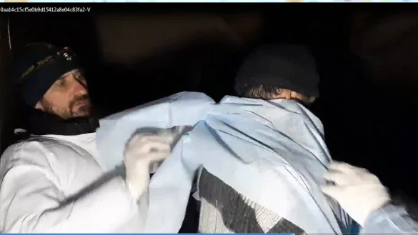 Im Bunker legt Dmytro Pasternak einem Verletzten einen Verband an. Bei Dunkelheit, denn Strom gibt es h&ouml;chstens zwei Stunden am Tag. - &copy; Dmytro Pasternak