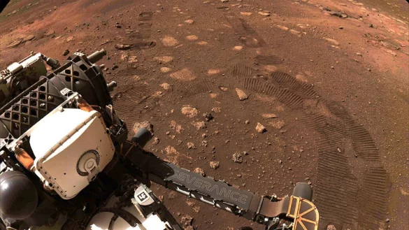 Das Bild der US-Raumfahrtbeh&ouml;rde NASA aus dem Jahr 2021 zeigt den Rover &bdquo;Perseverance&ldquo;, der &uuml;ber den Mars f&auml;hrt. Foto: NASA - &copy; picture alliance/dpa/ZUMA Wire