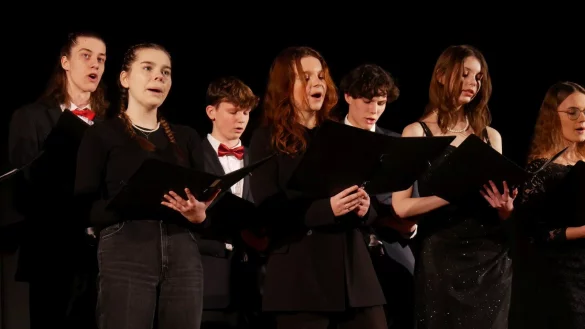 Chorgesang mit schnellen Silben. Die Vokal-AG unter Leitung von Frank Schreiber begeistert mit mehrstimmigem Gesang. - &copy; Thomas Kr&uuml;gler