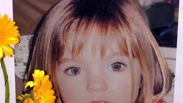 Das Foto von 2007 zeigt ein mit Blumen geschm&uuml;cktes Foto der vermissten Madeleine "Maddie" McCann. Der Fall ist weiter ungel&ouml;st. - &copy; Luis Forra