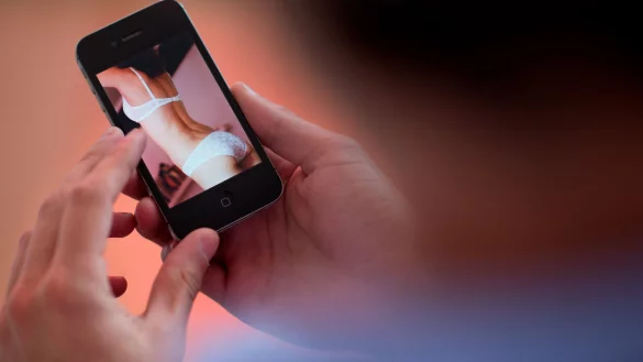 Den Cybergrooming-T&auml;tern geht es beim Austausch mit den Kindern und Jugendlichen oft um selbst gemachte Nacktbilder, mit denen sie sp&auml;ter ihre Opfer erpressen k&ouml;nnen. - &copy; Symbolfoto: Julian Stratenschulte / dpa