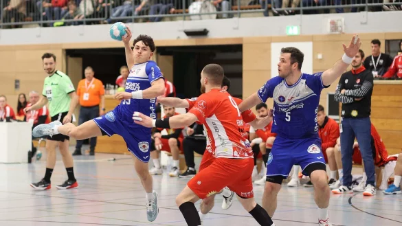 Thomas Houtepen und Jan Brosch besch&auml;ftigen die Nettelstedter Abwehr. - &copy; paul cohen