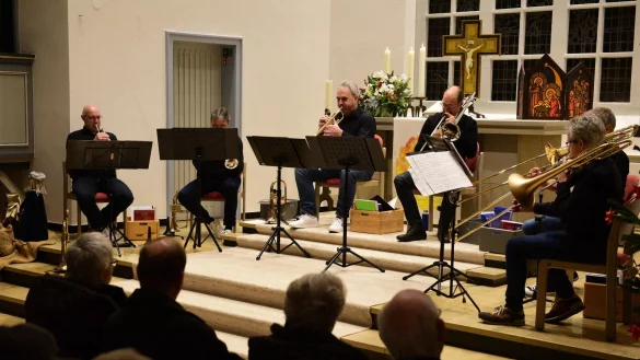 Das Ensemble "BrassBrothers" spielt in der Martin-Luther-Kirche. - &copy; Nicole Ellerbrake