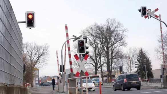 Seit dem Morgen stand die Ampel am Bahn&uuml;bergang Triftenstra&szlig;e auf rot. - &copy; Lorraine Brinkmann