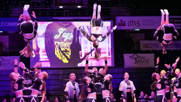 Die Jags Cheerleader des TSV B&ouml;singfeld unter der Leitung von Leona Hitch und Melanie Rasser d&uuml;rfen auf der Sportgala am Hackemack nicht fehlen. - &copy; J&ouml;rg Hagemann